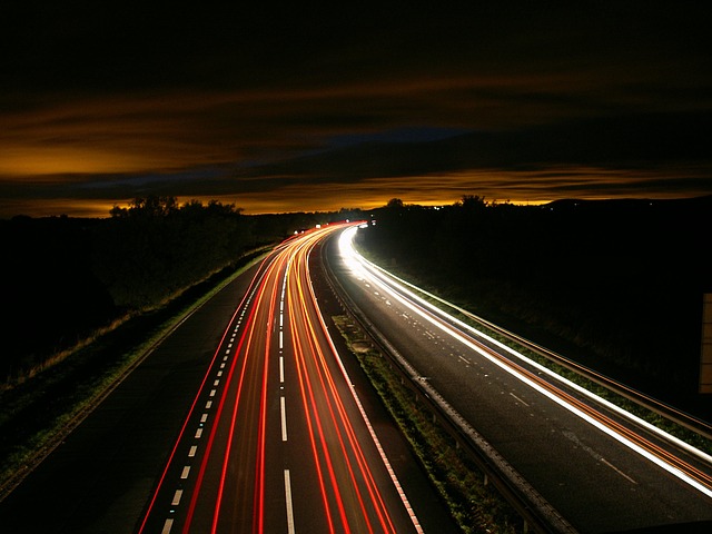dálnice, proudy světel