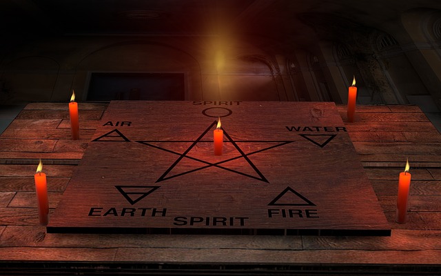 svíčky a pentagram
