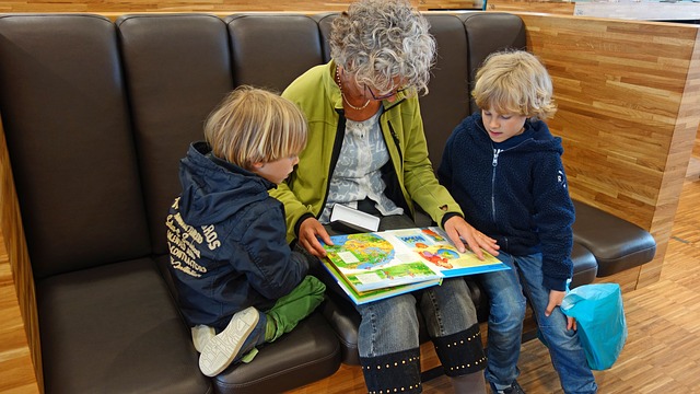 babička čte dětem