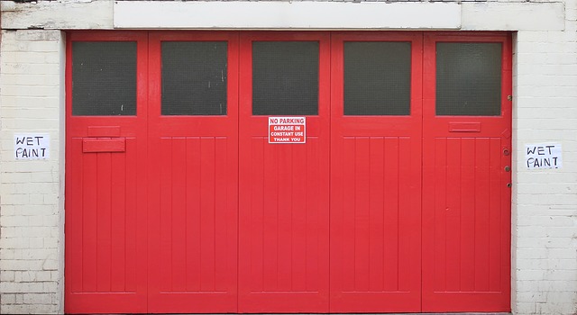 dřevěná červená garáž